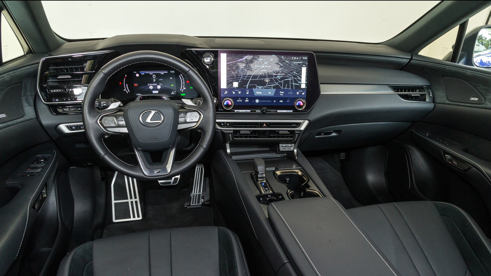 Το ταμπλό είναι προσεγμένο στην παραμικρή λεπτομέρεια, χωρίς πομπώδη και «φορτωμένο» διάκοσμο και με το ανάλογο τεχνολογικό υπόβαθρο είναι όπως ακριβώ